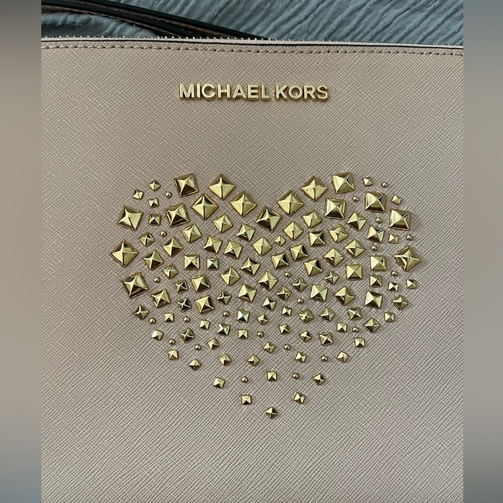 Michael Kors Giftables XL Zip Clutch Bag Saffiano Leather “Ballet” Heart Studs - Picture 4 of 12